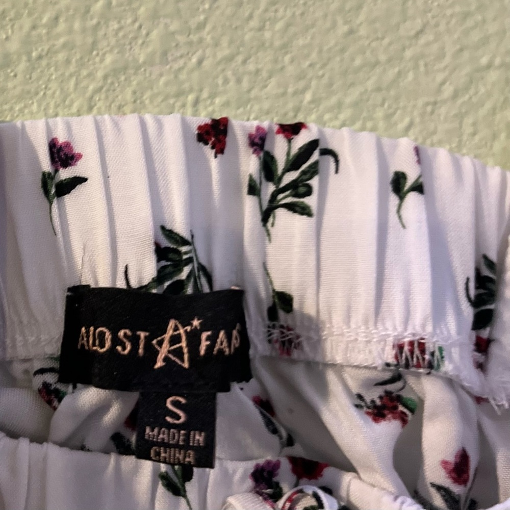 Cute crop top, bought it never wore it. Size is a S it